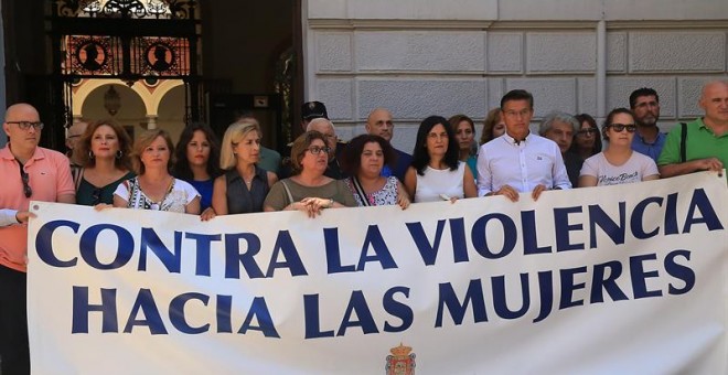 Cerca de un centenar de personas se han concentrado este mediodía en Granada para condenar la muerte de la joven de 21 años que fue apuñalada en Dúrcal. - EFE