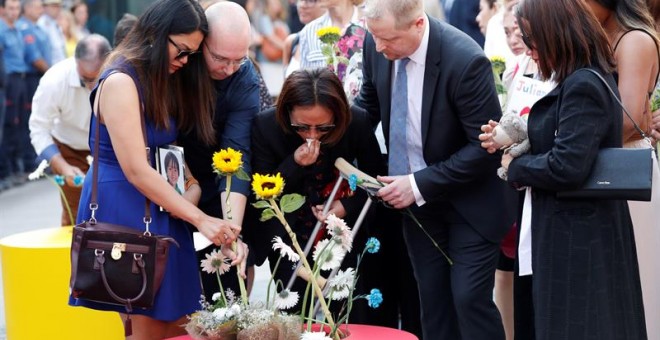 Les víctimes dels atemptats del 17A, durant l'ofrenda floral al mosaïc de Joan Miró de les Rambñes de Barcelona. EFE/Alejandro García