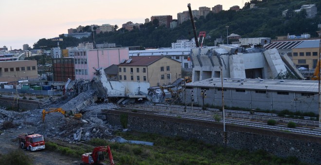 Trabajadores remueven los escombros del puente que se derrumbó este martes en Génova (Italia) que por el momento ha causado 38 muertos, al menos tres de ellos menores, y 15 heridos. EFE/LUCA ZENNARO