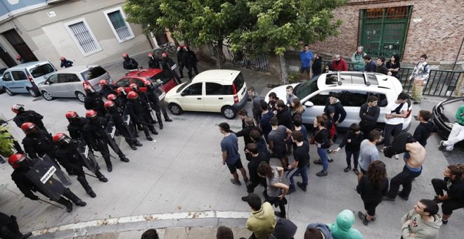 GRAF661. PAMPLONA, 17/08/2018.- Efectivos de la Policía Foral disuelven una concentración durante el desalojo del Palacio del Marqués de Rozalejo, gestionado por un movimiento okupa como gaztetxe Maravillas desde 2017 y QUE ha finalizado con 22 personas i