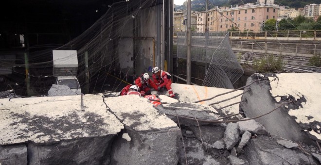 Trabajadores de la Cruz Roja de Italia buscan desaparecidos entre los escombros del puente Morandi en Génova. EFE