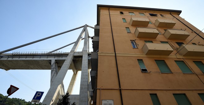 Vista del puente que se derrumbó este martes en Génova (Italia), junto a los edificios de la zona, que han sido desalojados. REUTERS/Massimo Pinca