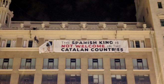Mossos d'Esquadra intenten retirar la pancarta de rebuig a la presència del rei