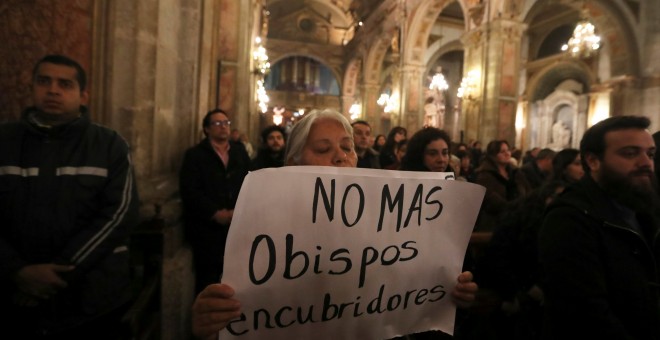 Una mujer sostiene una pancarta que dice 'No más obispos encubridores', durante un oficio religioso oficiado por el cardenal Ricardo Ezzati en la catedral de Santiago de Chile. REUTERS/Ivan Alvarado