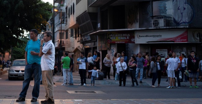 Gente en las calles de Caracas tras el terremoto. REUTERS