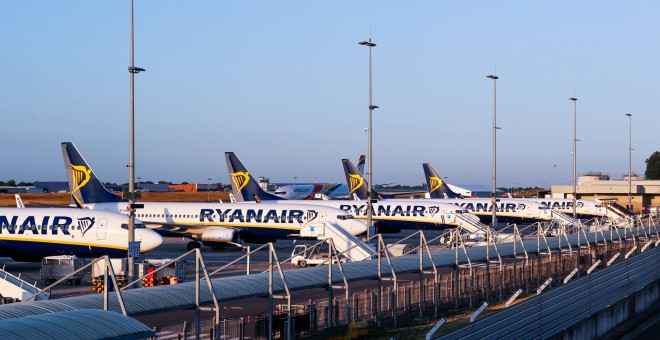 Aviones de la aerolínea Ryanair, estacionados en el aeropuerto Charleroi de Bruselas, durante la huelga de trabajadores de la compañía de bajo coste. REUTERS/Yves Herman
