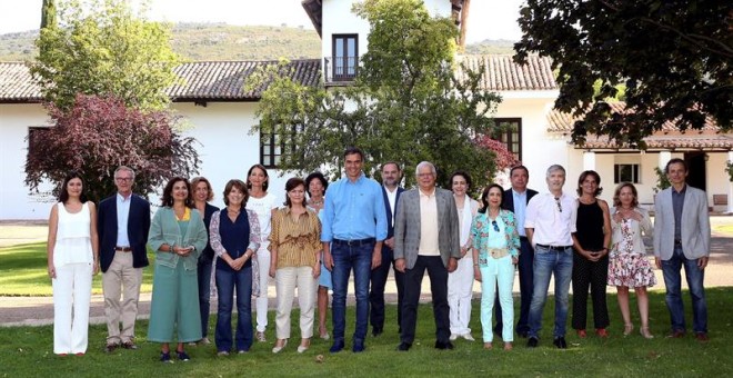 El presidente del Gobierno, Pedro Sánchez, y sus ministros en la finca toledana de Quintos de Mora. - EFE