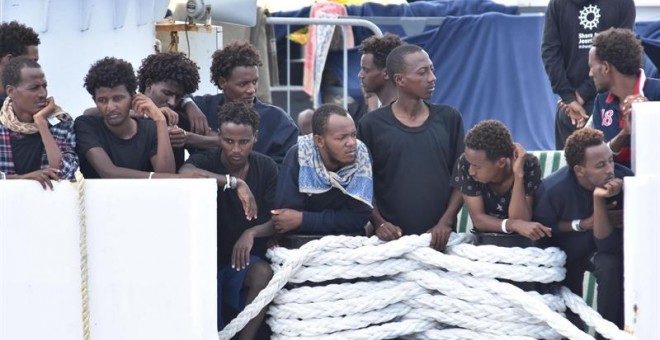 Migrantes a bordo del Diciotti continúan a la espera para desembarcar en el puerto de Catania. - EFE