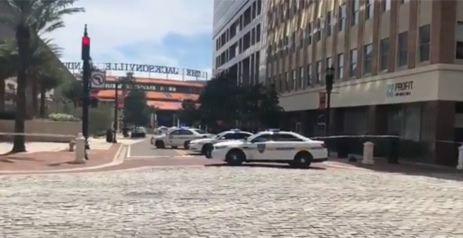 Varios coches de Policía en las inmediaciones del centro comercial donde se ha producido el tiroteo.