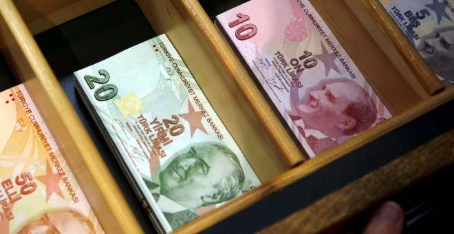 Billetes de liras turcas en una casa de cambio de moneda en Estambul. REUTERS/Murad Sezer