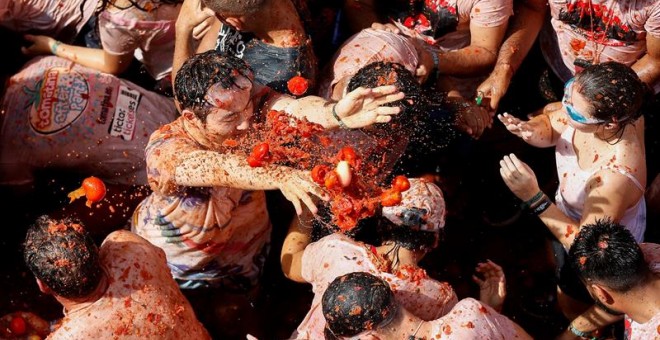 29/08/2018.. Más de 20.000 personas han participado en la tradicional fiesta de 'La Tomatina' lanzándose 145.000 kilos de tomates en la localidad valenciana de Buñol. EFE/ Miguel Angel Polo