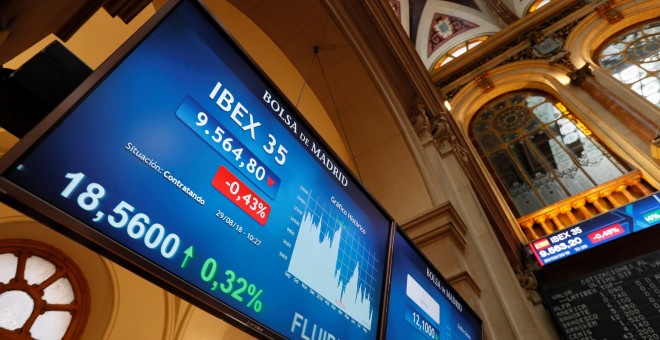 Panel informativo de la Bolsa de Madrid, con la cotización del Ibex 35. EFE/Fernando Alvarado