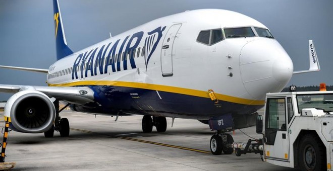 Ryanair cobrará por el equipaje de mano. / EFE