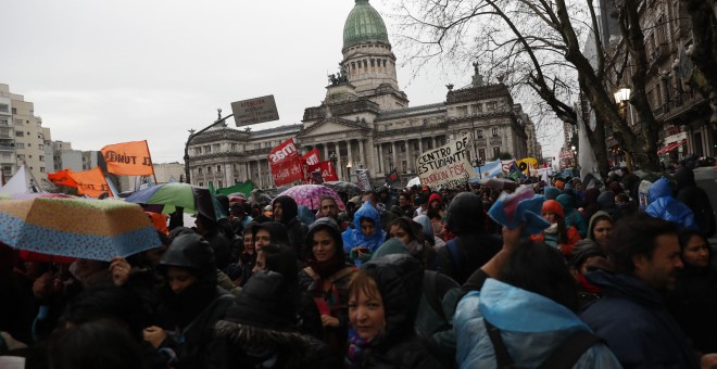 Decenas de miles de personas marcharon desde el Congreso argentino en una manifestación en defensa de la universidad pública, en Buenos Aires (Argentina). EFE/David Fernández