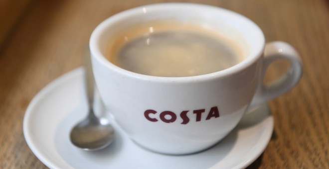 Una taza de café es fotografiada en una tienda de Costa Coffe, en Londres, Reino Unido. EFE/ Facundo Arrizabalaga