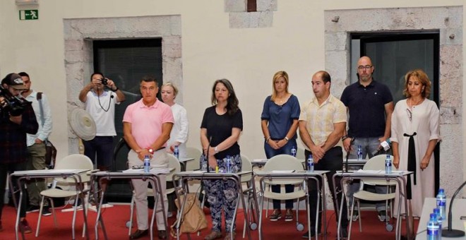 Cientos de concejales, cargos públicos, empleados municipales y ciudadanos de distintos concejos asturianos han guardado hoy un minuto de silencio en recuerdo del concejal de IU de Llanes Javier Ardines. EFE