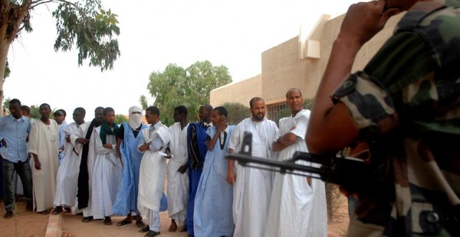 Ciudadanos mauritanos hacen cola en un colegio electoral, en Nouakchott, en una foto de archivo. | EFE