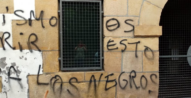 Pintadas racistas en la fachada del centro que acogerÃ¡ a migrantes en IrÃºn./Antxeta Irratia/TWITTER