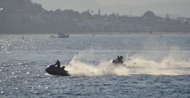 La Guardia Civil de Ceuta ha logrado detener a una mujer que había sido arrojada al mar cerca de la orilla junto a otro inmigrante que habían llegado en una moto de agua.
