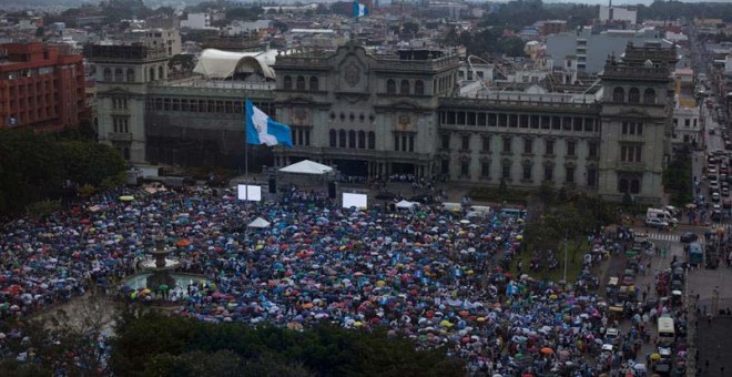 Vista de una protesta a favor de la familia y en contra del aborto, hoy, domingo 2 de septiembre de 2018, en la plaza de la Constitución, en Ciudad de Guatemala (Guatemala). | (STRINGER | EFE)