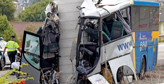 03/09/2018.- Estado en el que ha quedado el autobús de línea de la compañía Alsa tras colisionar contra un pilar de cemento de un viaducto en obras en la carretera de circunvalación de Avilés. Al menos cuatro personas han fallecido y más de una veintena h
