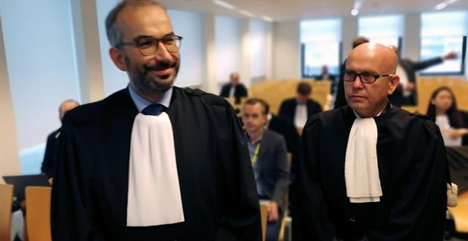 La sala 7 del Tribunal de Primera Instància del jutjat francòfon de Brussel·les ha rebut aquest dimarts la demanda de Carles Puigdemont i diversos exconsellers exiliats contra el jutge Pablo Llarena, instructor de la causa per l'1-O. A l'esquerra, l'advo