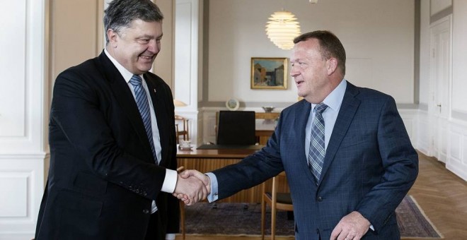 Lars Løkke Rasmussen, jefe del Gobierno danés, estrecha la mano del presidente de Ucrania,  Petró Poroshenko - EFE