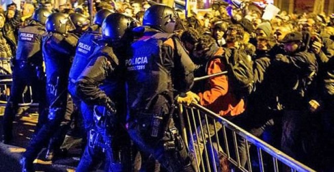 Càrregues de Mossos d'Esquadra durant les mobilitzacions del 25 de febrer contra la presència del rei Felip VI al Mobile World Congress de Barcelona.