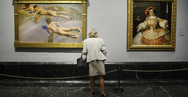 Una mujer observa en el Museo del Prado un cuadro de Sorolla - Reuters