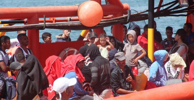 El buque de salvamento Maria Zambrano entrando atracando esta tarde en el puerto de Algeciras (Cádiz) con los 198 inmigrantes rescatados a lo largo de la jornada de este martes./EFE