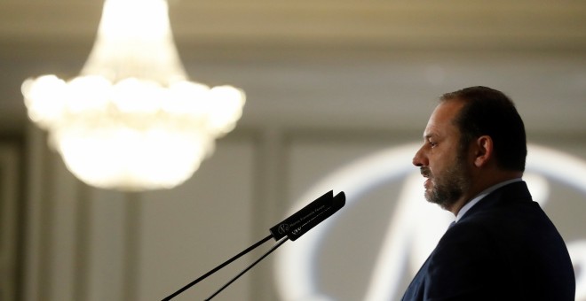 El ministro de Fomento, José Luis Ábalos, durante su intervención en un desayuno informativo de la tribuna Foro de la Nueva Economía. EFE/Juan Carlos Hidalgo