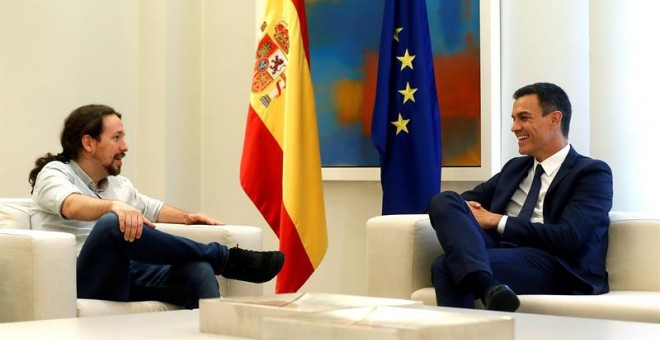 El presidente del Gobierno, Pedro Sánchez (d), y el secretario general de Podemos, Pablo Iglesias (i), durante el encuentro que mantienen esta tarde en el Palacio de la Moncloa, en Madrid. EFE/ Kiko Huesca