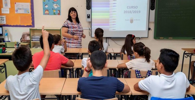 Alumnos de primaria en su primer día de clase en el colegio Begastri de Cehegín, (Murcia), el primero de toda España en comenzar las clases. /EFE