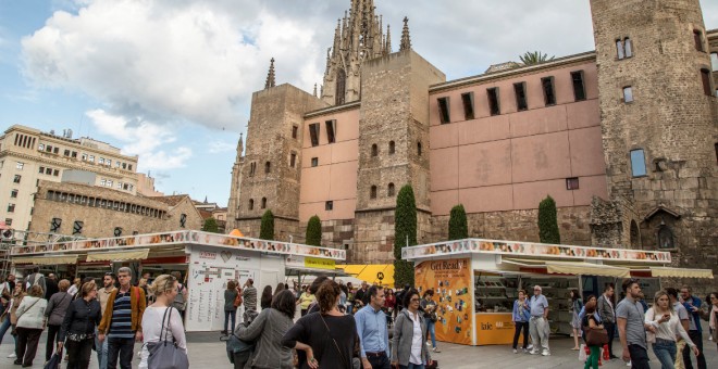 Imatges de l'edició del 2017 de la Setmana del Llibre en Català, a l'Avinguda de la Catedral de Barcelona. / Setmana del Llibre en Català.