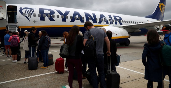 Pasajeros suben a un avión de Ryanair en el aeropuerto de Gatwick, en Londres. - REUTERS