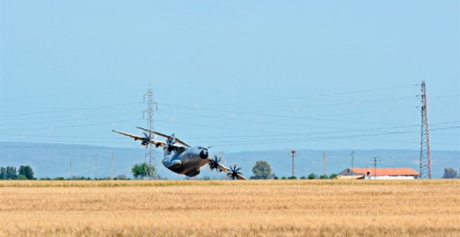 El avión militar apunto de estrellarse en el aeropuerto de Sevilla - Europa Press