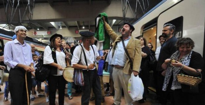 Protesta de 'Milana Bonita' en la estación de Atocha el Día de Extremadura./EFE