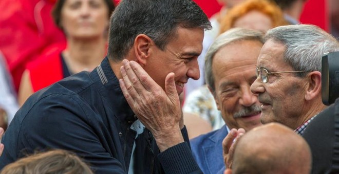 El presidente del Gobierno, Pedro Sánchez, saluda a un simpatizante durante su primer acto público del PSOE desde que accedió a la jefatura del Ejecutivo y coincidiendo con sus cien días de gestión desde que prometió el cargo ante el Rey, hoy en Oviedo. E