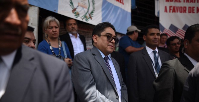 El procurador de los Derechos Humanos de Guatemala, Jordán Rodas, encabeza un plantón en la capital guatemalteca.- EFE/Edwin Bercián
