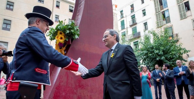 El president de la Generalitat, Quim Torra, durant l'ofrena floral aquest dilluns al Fossar de les Moreres, al costat d'un Guàrdia d'honor dels Mossos d’Esquadra, amb motivo de la Diada. EFE/ Enric Fontcuberta.