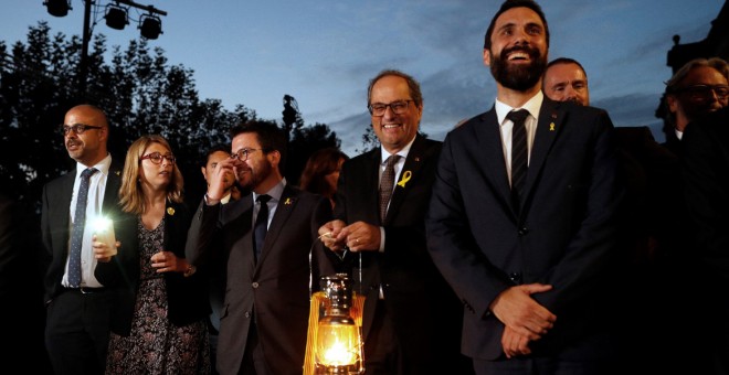 El president de la Generalitat, Quim Torra, amb la flama del Canigó, aquest dilluns en l'acte institucional de la Diada, entre el president del Parlament, Roger Torrent (a la seva dreta), el vicepresident de la Generalitat, Pere Aragonès; la consellera de