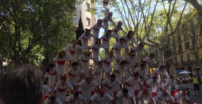 Una figura de falcons davant el monument de Rafael de Casanova. Marià de Delàs