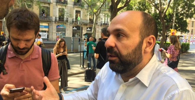 El vicepresident i portaveu dÒmnium Cultural, Marcel Mauri, durant l'ofrena floral al monument de Rafael de Casanova. Marià de Delàs