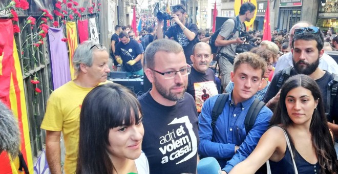 El diputat de la CUP Vidal Aragonés i la portaveu d'Arran Mar Ampurdanés, en la manifestació de l'organització juvenil al carrer Ferran de Barcelona aquesta Diada. / CUP.