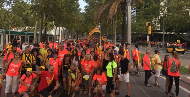 Manifestants es dirigeixen a la gran concentració independentista de la Diada, tres quarts d'hora abans del seu inici, a la Diagonal de Barcelona més enllà de la Plaça de les Glòries. / CB.