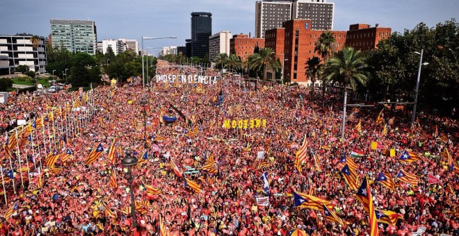 Imatge de la gran manifestació independentista d'aquest diumenge a la Diagonal de Barcelona, a l'alçada de la casa de Les Punxes. / KC.