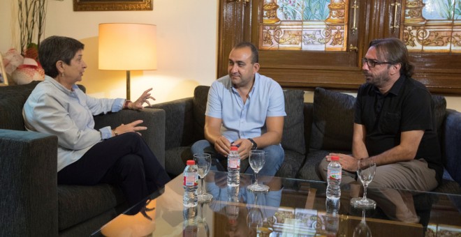 La delegada del Govern central a Catalunya, Teresa Cunillera, amb els secretaris generals de CCOO de Catalunya, Javier Pacheco, i d'UGT de Catalunya, Camil Ros, i aquest dimecres a Barcelona.