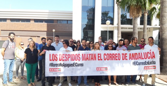 Protesta ante las puertas de 'El Correo de Andalucía' - Blog 'Correo en Lucha'