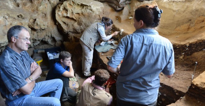 El investigador Chris Henshilwood y su equipo trabajan en la cueva de Blombos en Sudáfrica donde han encontrado el dibujo. / OLE FREDERIK UNHAMMER