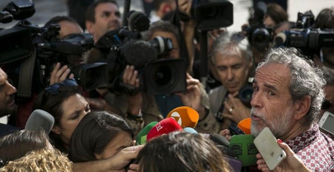 Willy Toledo habla a los medios tras salir del juzgado. (SANTI DONAIRE | EFE)